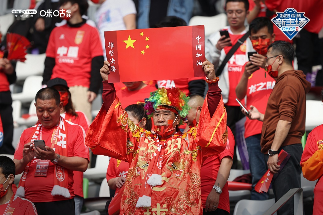 中国女足选手为国争光，实现华服梦想