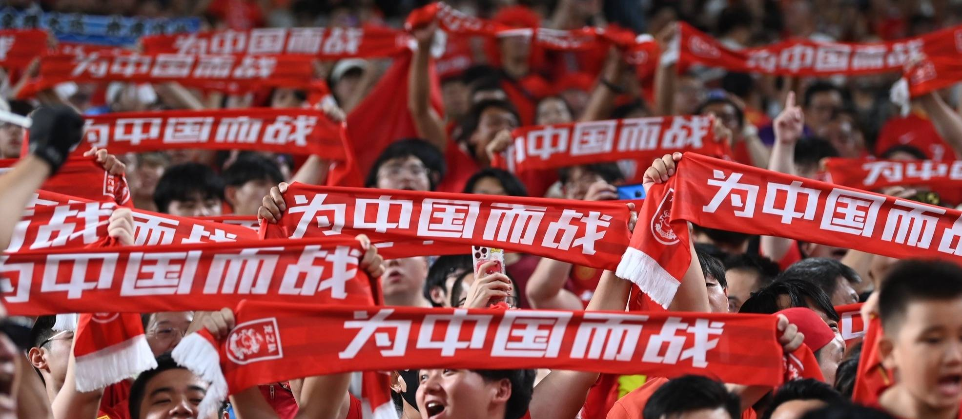 关于亚特兰大球迷纷纷前来球场为球队加油助威的信息