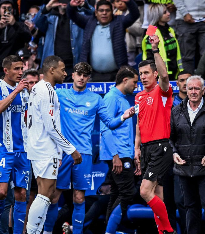 拜仁完胜马德里竞技,姆巴佩统治全场 拜仁完胜马德里竞技,姆巴佩统治全场