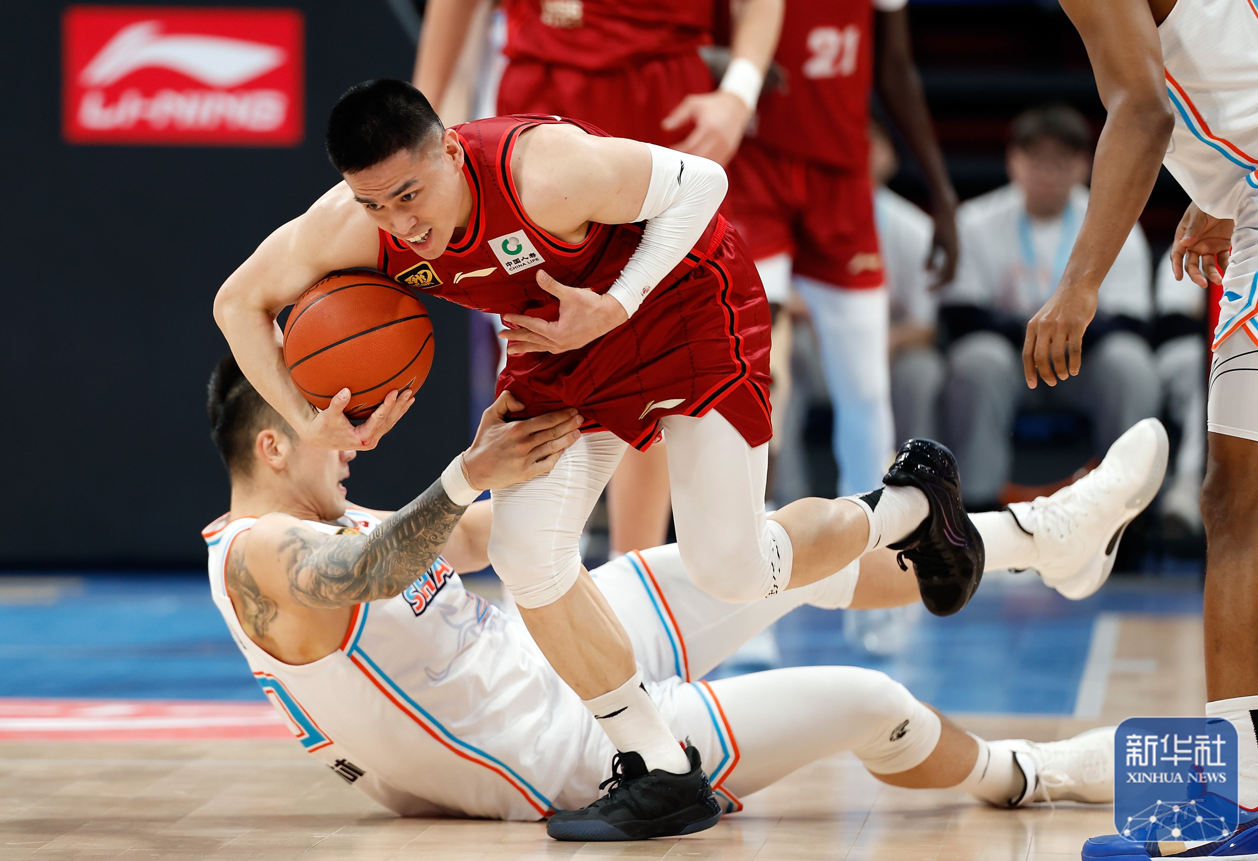 山东队鏖战鹈鹕，西亚卡姆统治全场